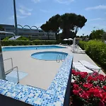 Cozy Flat With Shared Swimming Pool شقة *