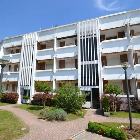 Cozy Flat With Shared Swimming Pool شقة